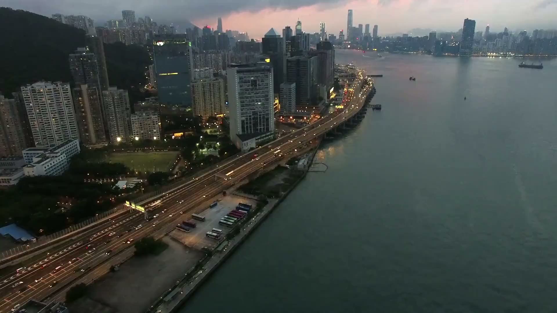日落時分的維多利亞港與渡輪